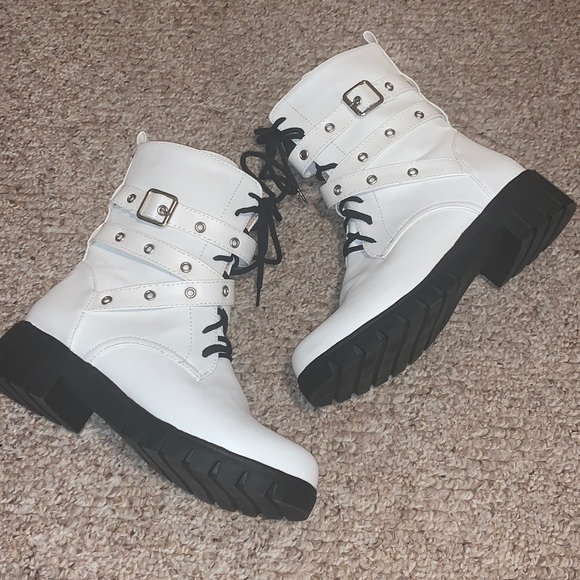 Shoes - NWOT white boots size 9